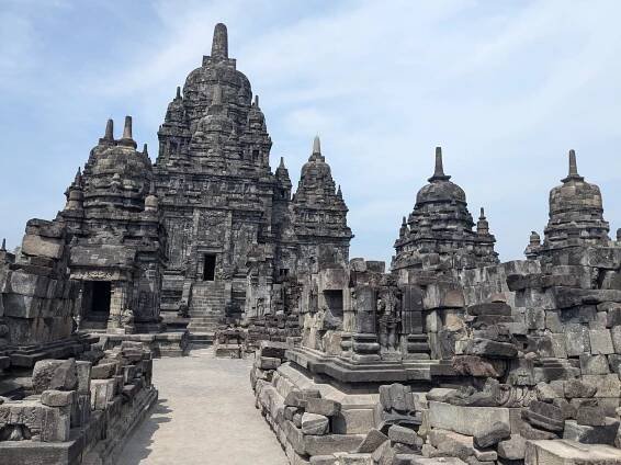 Bezplatný obrázek: Archeologické naleziště zapsané na seznamu UNESCO s kamennou budovou s kamenným chodníkem v chrámu Candi Prambanan, Bahasa Indonésie