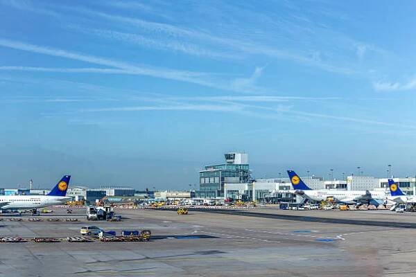 lufthansa aircraft at the apron of frankfurt international airport. - letišti frankfurt nad mohanem - stock snímky, obrázky a fotky