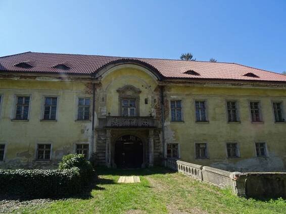 Soubor:Lukavec, zámek, průčelí detail.jpg – Wikipedie