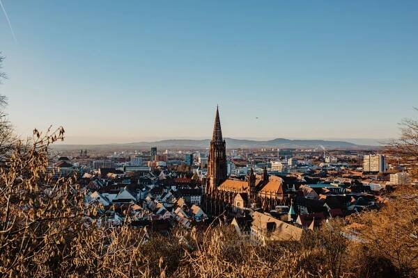 Blick auf Freiburg in der Abendämmerung.
