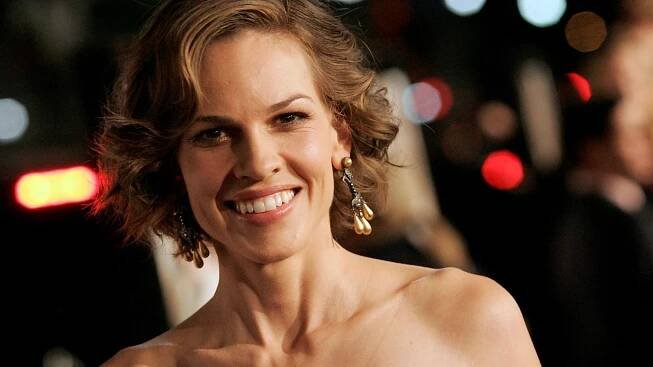 Sexy máma Hilary Swanková (49): Mateřství jí sluší! - AHA.cz