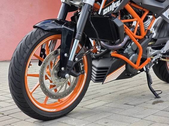Na prodej KTM Duke 390, původ ČR, serviska, padací rámy, blastery
