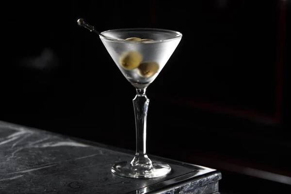 What Makes a Martini Dry? (Martini Dryness Guide)