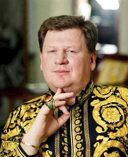 Rittig pózoval jako správný kmotr ve zlaté róbě: Outfit za 100 000 je dnes k smíchu