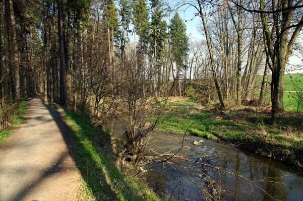 14/6 Meandrovitá trať podél Slavkovských rybníků je zahrnuta do státní přírodní rezervace (souběh hráze Jankova rybníka, km 8,0 – po toku)