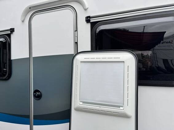 Instalace pevného okna do dveří karavanu