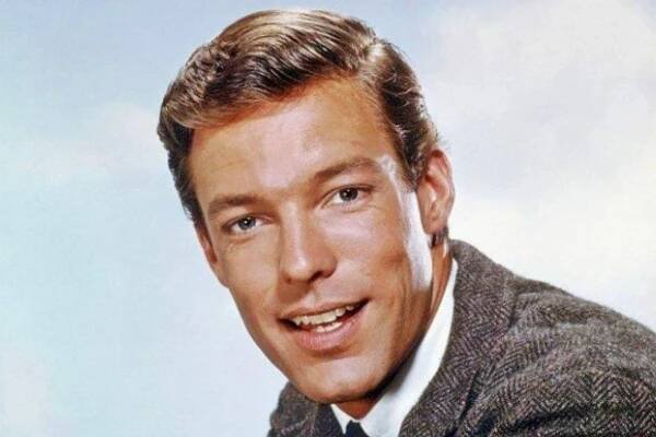 Podívejte, jak dnes vypadá krásný herec Richard Chamberlain. Je z něj roztomilý dědeček. Už ho nepoznáte!