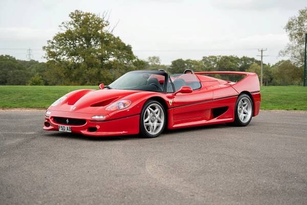 Výjimečné Ferrari F50, které vlastnil Rod Stewart, hledá nového majitele