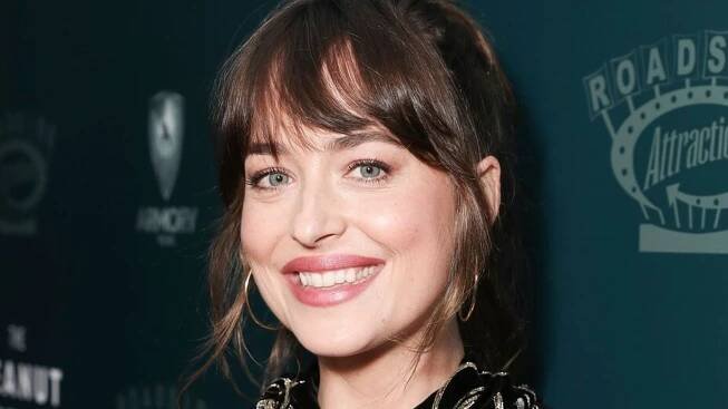 Krvavá Dakota Johnsonová! Při natáčení srazilo auto člověka