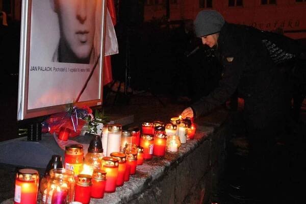 Lidé ve středu 16. ledna 2019 na náměstí ve Valašském Meziříčí zapalují svíčky u portrétu Jana Palacha a připomínají si tak 50. výročí studentova pokusu o upálení se na protest proti okupaci vojsky Varšavské smlouvy.