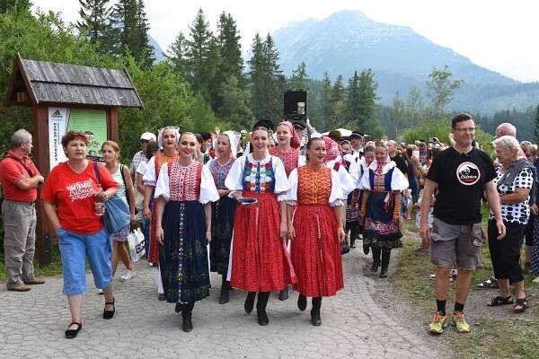 Lúčnica in Tatry – Singing at Štrbské pleso (mountain lake in High Tatras) – Lúčnica