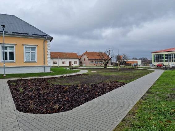 Dokončení projektu „Revitalizace parku náměstí Komenského“ - Obec Tlumačov