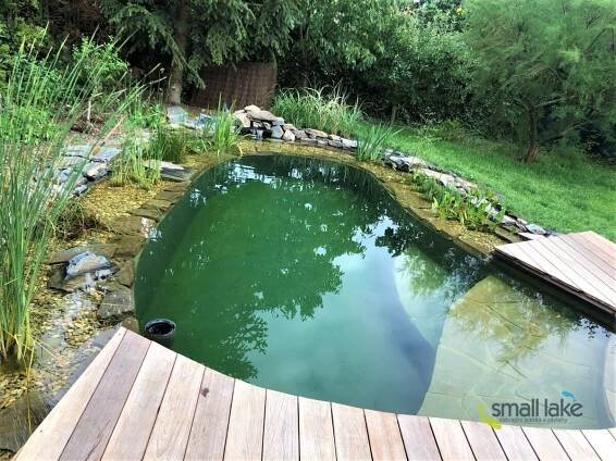 Koupací jezírko s dřevěným molem a kaskádou - Kosoř 25m³ - Zahradní jezírka | small lake