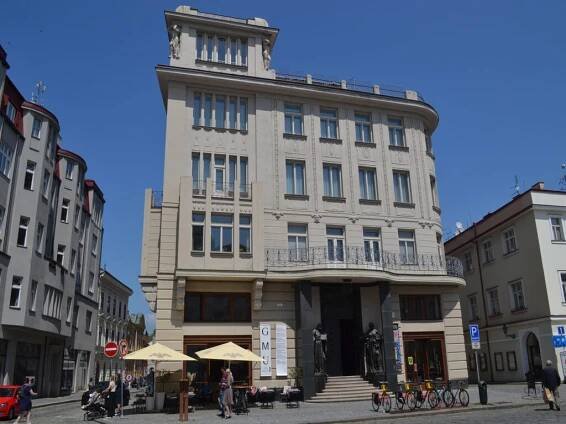 Galerie moderního umění zahájí tři výstavy, dvě z nich jsou k výročí 800 let Hradce