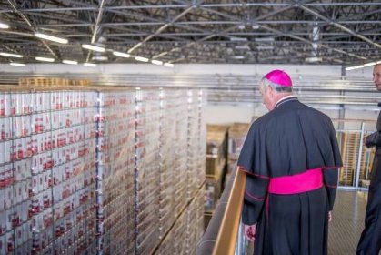 VIDEO: Biskup Kročil požehnal pivu, které Budvar navaří pro papeže Františka