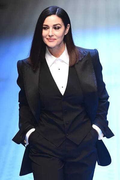 Jak je vidět, Monica Bellucci si života bez manžela užívá a na přehlídce Dolce Gabbana v Miláně ukázala nejen dokonalé křivky, ale i kouzelný úsměv. 