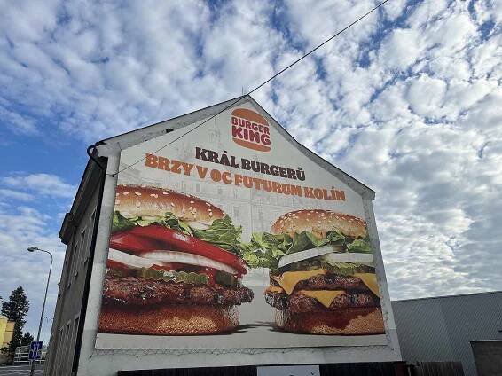 Reklama na nový fast food v Kolíně.