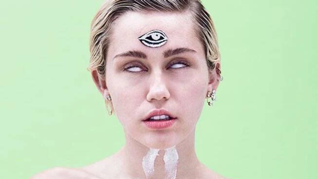 Najodpornejšie fotky Miley Cyrus! A zase je nahá