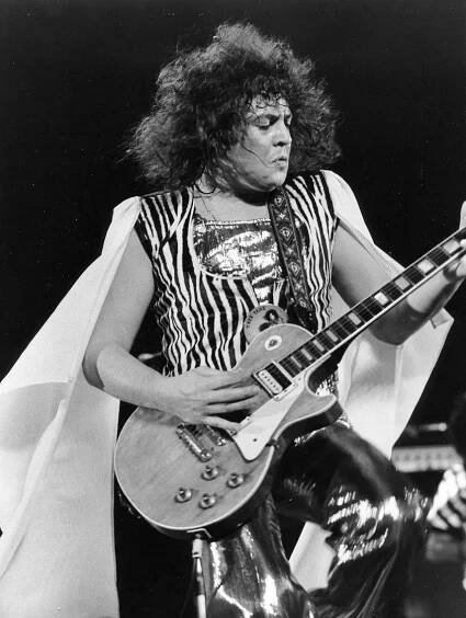 Soubor:Marc Bolan In Concert 1973.jpg – Wikipedie