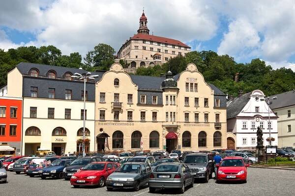 Divadlo Dr. Josefa Čížka a hotel U beránka v Náchodě – SZdP Náchod