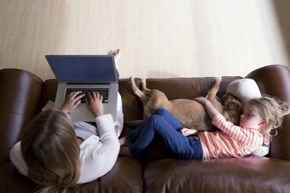 Žena přes notebook při spánku dcera a pes — Stock fotografie