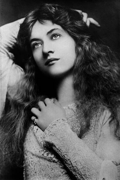 Soubor:Flickr - Maude Fealy by Lizzie Caswall Smith, ca. 1901.jpg – Wikipedie