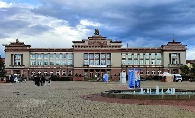 Soubor:Dům kultury Ostrov 07.jpg – Wikipedie