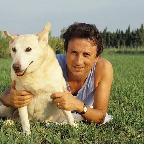 Michel Drucker dans les Alpilles en 1990 : 
à l’époque, il sort du triomphal succès de « Champs-Élysées » et s’apprête à revenir avec « Stars 90 » et « Vivement dimanche ». Une émission qu’il anime toujours (retour en septembre) et qui rassemble encore près de deux millions de téléspectateurs sur France 3. Récemment confronté à des problèmes de santé depuis son opération au cœur en 2020, Michel Drucker a dû adapter sa routine de travail. Des années compliquées qui le poussent à envisager la retraite qu’il souhaite tant repousser. Dans son autobiographie « Avec le temps... », il affirme vouloir rester à l’antenne encore « un an ou deux ». Michel Drucker fête ses 83 ans ce 12 septembre.