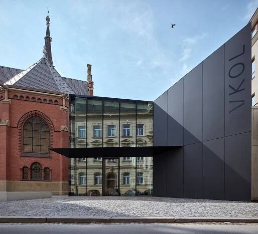 Z kulturní památky moderní kulturní centrum Olomouce. Červený kostel získal po rekonstrukci odvážnou přístavbu | EARCH.cz