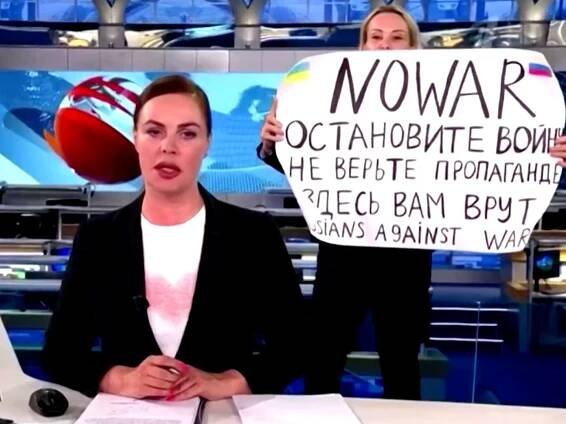 Marina Ovsjannikovová potvrzuje svůj útěk z domácího vězení. V krátkém videu hovoří o Putinovi - Pravda24
