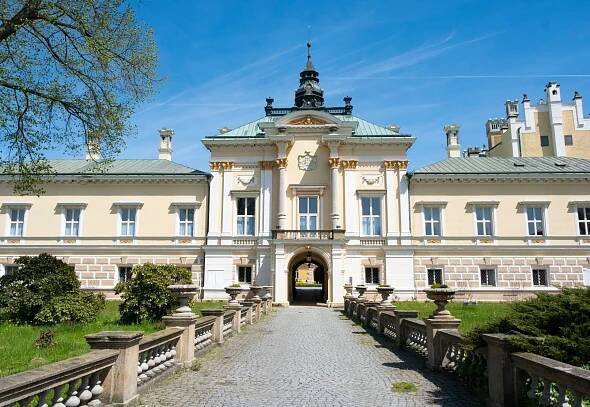 Na důchod si koupili zámek na Vysočině. Ukazují v něm život prvorepublikové smetánky