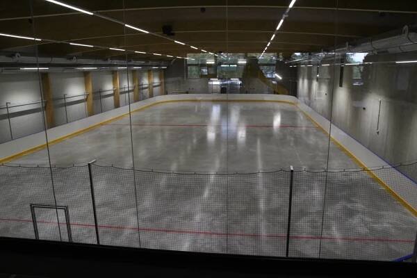 Ice Arena Kateřinky se otevře až na podzim, už teď v ní válely mladé hokejistky