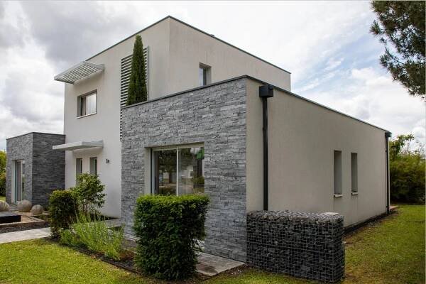 Moderna facciata in pietra bianca ingresso casa in vista strada casa suburbana — Immagini Stock