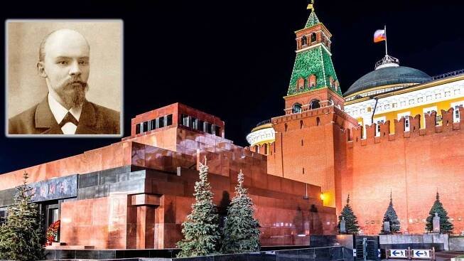 Lenin do mauzolea nechtěl. Rusové jeho tělo přesto ukazují už desítky let