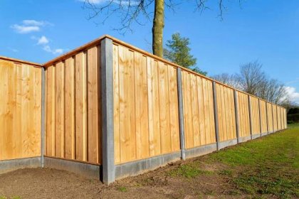 Venku postaven nový dřevěný plot konstrukce kolem holandské zahrady — Stock obrázek