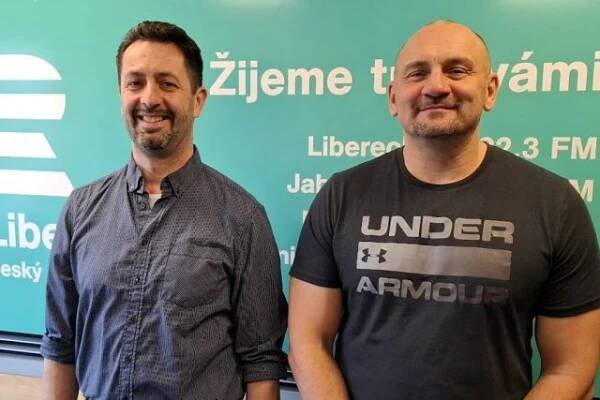 Policejní preventista Tomáš Svačina  (vlevo) a ředitel Městské policie v Jablonci nad Nisou a také zastupitel za SPD Michal Švarc | foto: Michal Balák,  Český rozhlas