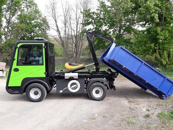 CITY II s elektropohonem a hákovým nosičem kontejnerů - Multicar Morava
