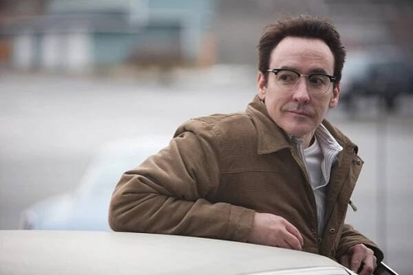Herec John Cusack je ve filmu Zmrzlá zem až neuvěřitelně podobný skutečnému vrahovi Robertu Hansenovi, který prý v lesích Aljašky znásilnil a zavraždil až 21 žen.