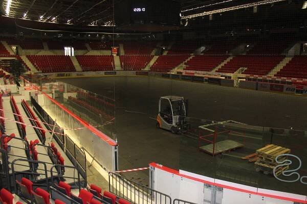 Primátorce vadí, že centrum pro uprchlíky obsadilo KV Arenu. Holoubek to chápe