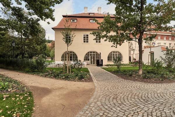 Vstupenky do Werichovy vily na Kampě: expozice věnovaná V+W, Holanovi i golemovi