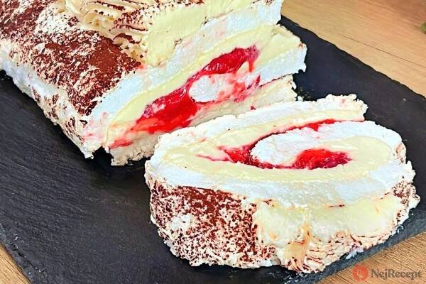 Nadýchaná sněhová roláda s mascarpone krémem a jahodami.