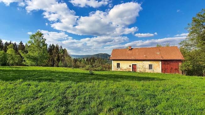 Pohled na chalupu a okolní pozemek, který je také součástí prodeje!