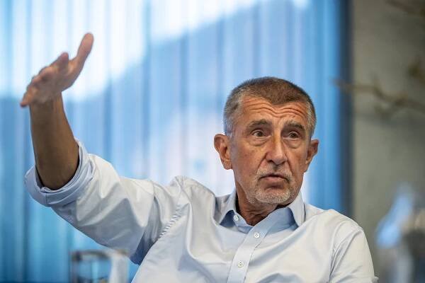 Přehled kandidátů na prezidenta: Tři ženy, šestnáct mužů. Politici i akademici