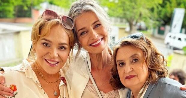 Dagmar Havlová, Eva Holubová a Pavlína Pořízková natáčejí film Bardotky.