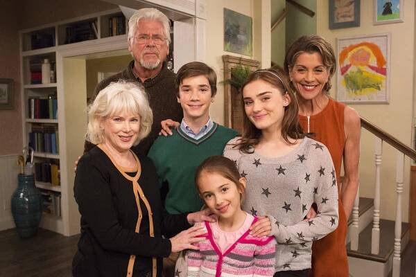 Americká manželka - Nadějný pár - Promo - Julia Duffy, Barry Bostwick, Daniel DiMaggio, Julia Butters, Meg Donnelly, Wendie Malick