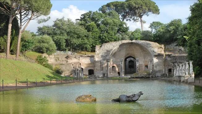 Hadriánova vila (Villa Adriana): rozlehlá luxusní rezidence římského císaře, z níž se dochovalo jenom málo, ale pořád dokáže uchvátit