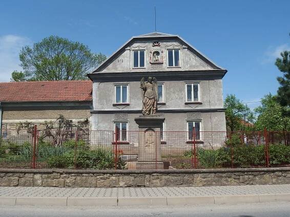 Soubor:Dolní Újezd (SY), socha anděla.jpg