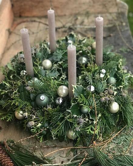 Marika on Instagram: “Za denního světla je vidět, jakou mají ozdoby ve skutečnosti … | Deko kranz weihnachten, Deko weihnachten adventskranz, Weihnachten dekoration