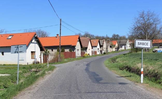 Soubor:Okřínek, Srbce, road from Poděbrady.jpg – Wikipedie