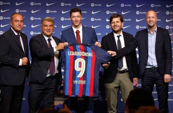 Barceloně se podařilo na poslední chvíli zaregistrovat Lewandowského a spol.